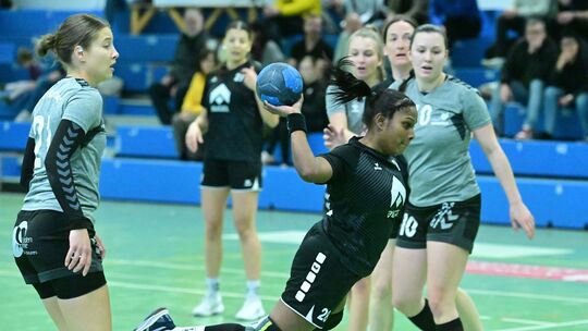 So schön frei spielen wollen sich Vincy Schmitz (am Ball) und ihre Mitspielerinnen des TuS Weibern auch im Heimspiel gegen den T