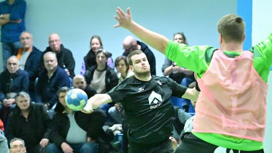 Für Fabian Montermann (am Ball) und den TuS Weibern geht es im Heimspiel gegen die HSG Kastellaun/Simmern II um wichtige Punkte