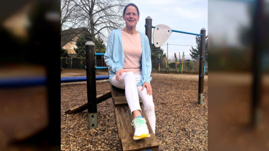 Ulrike Serhat-Müller auf einem Spielgerät auf dem Schulhof. Die 49-Jährige hat zwei Kinder, von denen eins in die Grundschule ge Ulrike Serhat-Müller auf einem Spielgerät auf dem Schulhof. Die 49-Jährige hat zwei Kinder, von denen eins in die Grundschule ge