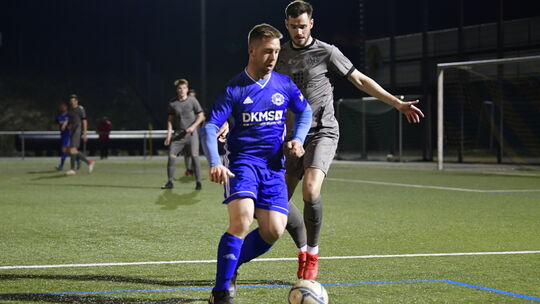 Ein Blick auf den 16. März 2022: Auf dem Kunstrasenplatz in Langenbach bei Kirburg setzte sich die SG Wallmenroth (vorne mit Tim