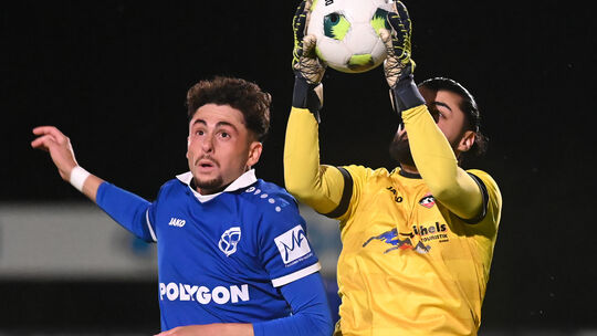 David Floris (hier im Luftduell mit dem Schlussmann von Türkiyemspor Plettenberg) erinnert sich gerne an das Hinspiel. Sein Dopp