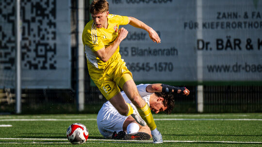 Kirchbergs Jannick Rode (in Gelb) überzeugte auch gegen Andernach (am Boden mit Drinor Demiraj) beim 3:0 als "Mittelteil" der Tu
