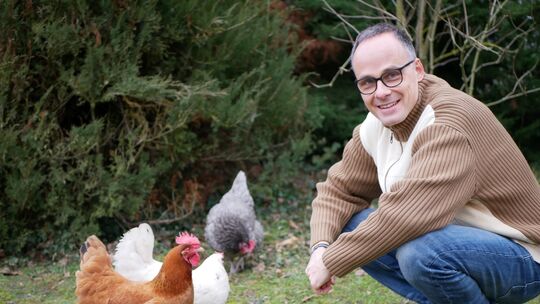 Vor einem Jahr ist Familie Alt um vier Hühner gewachsen. Sozialdemokrat Denis Alt hat ebensowie seine Frau und die beiden Töchte Vor einem Jahr ist Familie Alt um vier Hühner gewachsen. Sozialdemokrat Denis Alt hat ebensowie seine Frau und die beiden Töchte