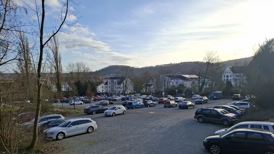 Der Parkplatz auf dem Alten Friedhof in der Sebastianusstraße war lange umstritten, wird mittlerweile aber rege genutzt. Auf dem