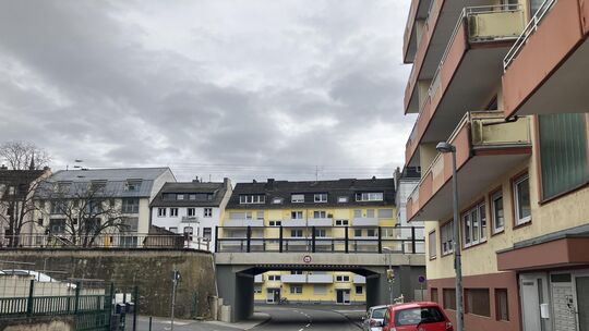 In der Koblenzer Chlodwigstraße ist einer Frau offenbar eine Handtasche geraubt worden.