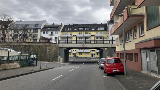 In der Koblenzer Chlodwigstraße ist einer Frau offenbar eine Handtasche geraubt worden.