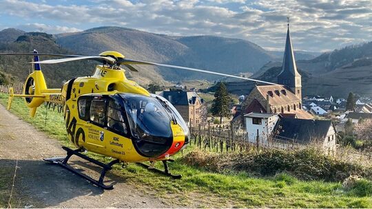Der ADAC-Rettungshubschrauber "Christoph 23", der hier gerade in den Weinbergen gelandet ist, ist in Koblenz stationiert. Das me
