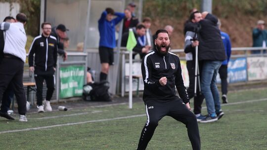 Dass der 4:1-Sieg des TuS Mayen gegen den TuS Ahbach nicht selbstverständlich war, zeigt diese Reaktion von Mayens Trainer Marc