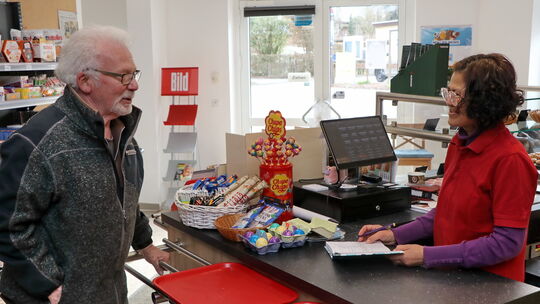 Khanitta Willems nimmt in ihrem Laden auch Bestellungen auf, so wie hier von einem Kunden