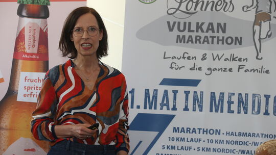 Bei der Pressekonferenz, die im Vorfeld des 44. Lohners Vulkanmarathon in Polch stattfand, gab Anja Hetger Einblicke in ihre Her