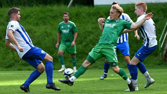 Aufstieg und dann Abschied: Das hat Spielertrainer Tim Zimmermann (vorne in Grün) mit seiner SG Herdorf vor. Den Mittelfeldspiel