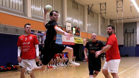 Die HSV Rhein-Nette (am Ball mit Thilo Happel) fährt als Außenseiter zum HSC Igel.