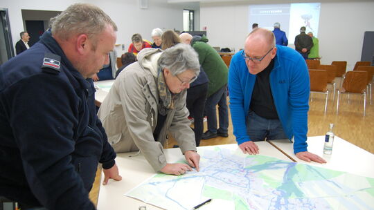 Auf großen Übersichtskarten konnten Bürger die Hochwasser-Prognosen für ihre Gemeinde einsehen.