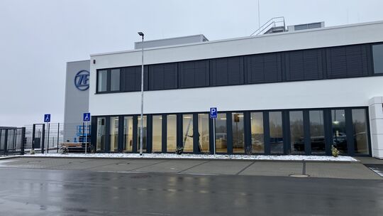 Blick auf das ZF-Werk in Niederzissen im Gewerbegebiet Brohltal-Ost.