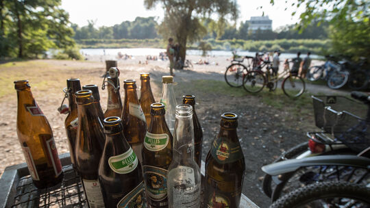 Nach reichlich Bier noch aufs Fahrrad zu steigen kann auch strafrechtliche Konsequenzen haben.