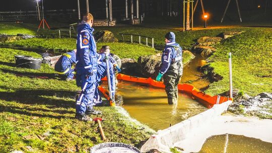 Ein Helfer bereitet eine Ölsperre vor: Mit speziellen Barrieren sollte verhindert werden, dass sich die Verunreinigung weiter au