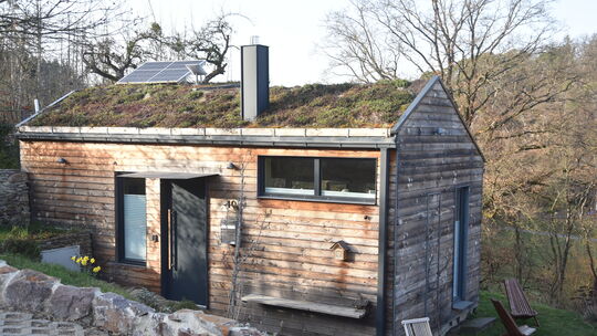 Die Dächer der Tiny Houses sind alle begrünt und mit einer kleinen PV-Anlage bestückt.