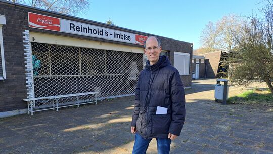 René Rondot erläutert vor dem Kioskgebäude auf dem ehemaligen Freibadgelände in Unkel, was sich der Verein „Gemeinsam für Vielfa