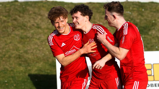 Haben nach gutem Start gut lachen: Hier feiern die Laubacher Lucas Christof (links) und Michael Freiwald (rechts) mit René Hanke