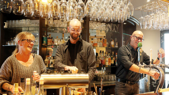 Gastronom Felix Weber (Mitte) wird tatkräftig von seinen Eltern unterstützt. Während Mutter Sylvia (links) in der Küche mitarbei