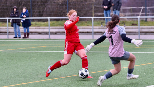 Das 16:0 im Testspiel gegen die Spvgg Ffm-Oberrad war vielleicht kein Gradmesser für Luna Helwing (rotes Trikot) und den 1. FFC