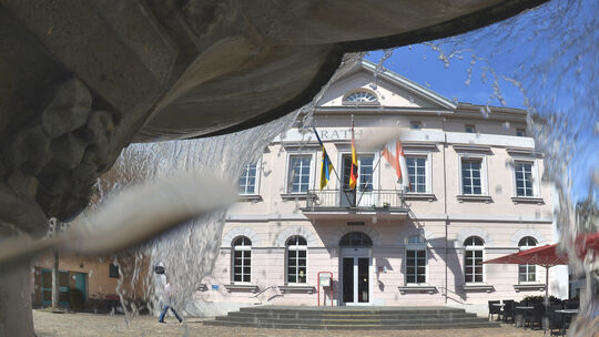 Wer nimmt künftig auf dem Chefsessel im Remagener Rathaus Platz? Das entscheiden die Bürger am 22. März.