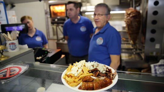Der Akropolis-Grill in Koblenz: Der frühere Chef José de la Torre (rechts) und die neuen Besitzer Neven Friscic und Dragica Fris