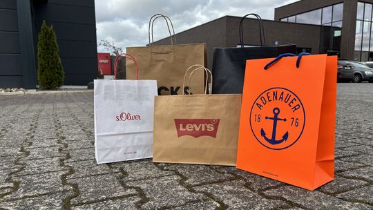 Volle Tüten: Unsere Redaktion hat sich gefragt, wie schick der Gewerbepark in Mülheim-Kärlich ist und hat mit einem Bummel durch