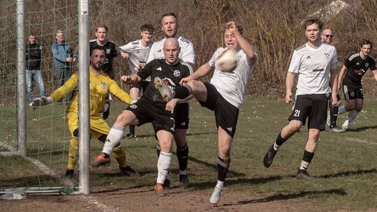 Dicke Luft vor dem Kasten des SV Winterbach II. Die Landesliga-Reserve (weiße Trikots) verlor das Spitzenspiel in Weinsheim, möc