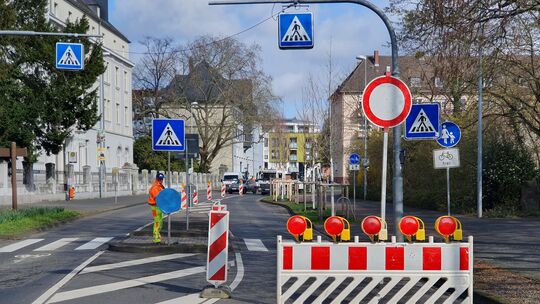 An der Ecke, wo in der Koblenzer Waisenhausstraße die Berufsbildende Schule ist, laufen Bauarbeiten. In Richtung Bahnhof und B9