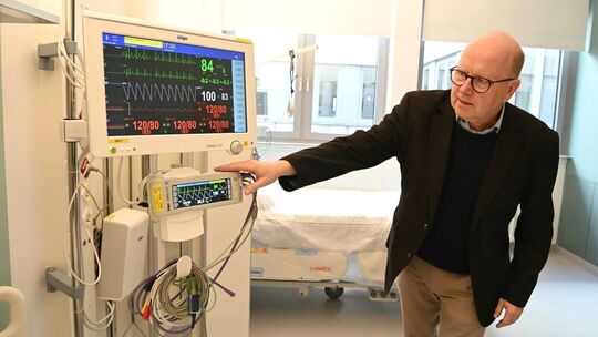 Dr. Jörn Zeller erklärt die neue Technologie, die in der Wittlicher Schlaganfallstation zum Einsatz kommt.