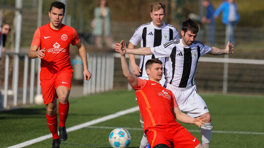 Nach seinem Heimsieg gegen die Spvgg Nahbollenbach möchte der SC Birkenfeld (in rot) auch beim SC Idar II bestehen. Niklas Schin