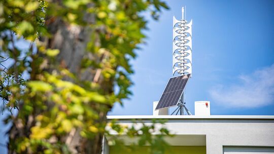 Beim Warntag werden in Koblenz unter anderem die Sirenen, wie hier auf einem Wohngebäude in der Koblenzer Straße, auf ihre Funkt