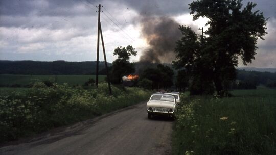 Aus der Ferne ist das Feuer zu sehen, mit dem die einstige Heimat der berühmten Rockefellers kontrolliert abgebrannt wurde.
