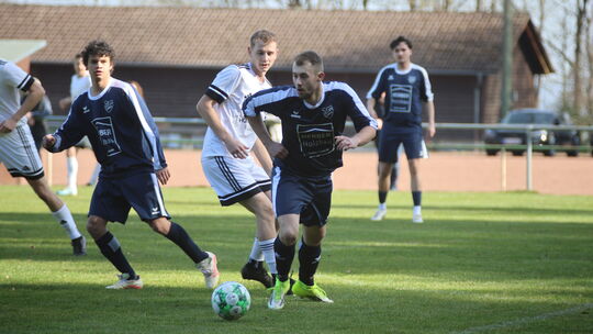 Der TuS Leisel (in blau) möchte gegen den SC Birkenfeld den ersten Sieg nach der Winterpause feiern.