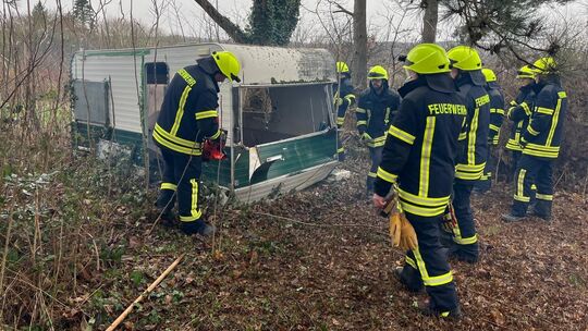 Die Freiwillige Feuerwehr Waldesch hatte einen etwas anderen Einsatz: Sie half dabei, einen Lost Place zu räumen. Einen Wohnwage