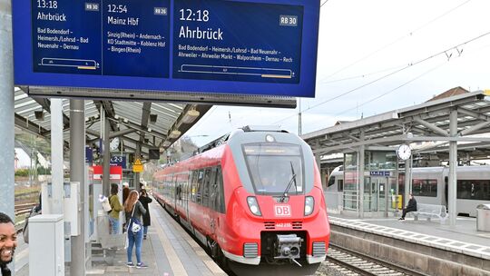 Im Bahnhof Remagen: die erste elektrische Zugfahrt nach Ahrbrück der Linie RB30 der DB Regio.