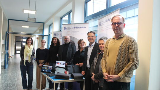 Sie freuten sich über die Laptops für das Goethe-Gymnasium (von links): Katja Spiegel, Franziska Lahnert, Malaika Lanert, Hani F