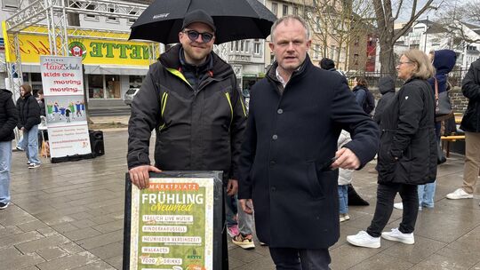 Eröffneten bei mittelgutem Wetter am Freitag das Frühlingsfest: Philipp Meyer (links) und Neuwieds Oberbürgermeister Jan Einig.