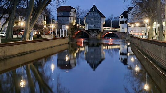 Wenn die Brückenhäuser erzählen könnten: Sanft spiegelt sich das Wahrzeichen der Kreis- und Kurstadt an der Nahe im Mühlenteich.