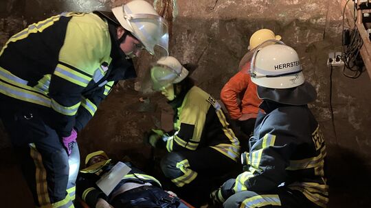 Feuerwehrkräfte bei einer Übung zur Rettung und Erstversorgung in einer simulierten Einsatzsituation.