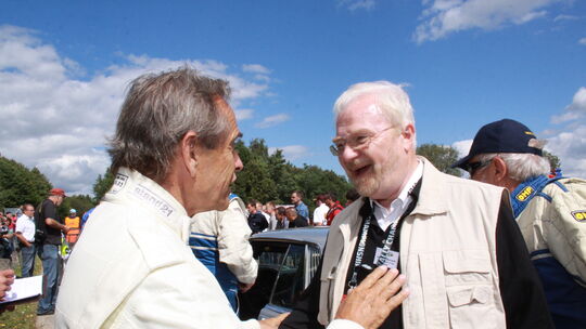 Henning Wünsch (rechts) in seinem Element bei der ADAC Rallye Deutschland im Gespräch mit Teilnehmern und Weggefährten.