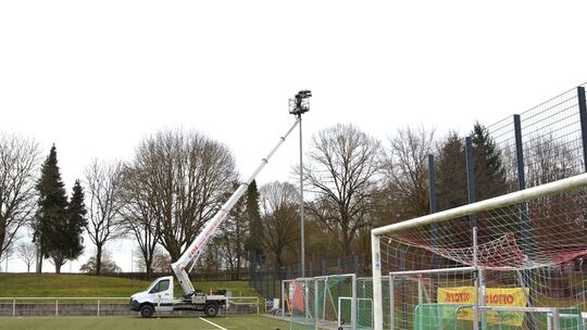 Neue LED-Scheinwerfer für das Stadion der Sportfreunde Eisbachtal: Das neue Licht ist kostensparender und der Platz gleichzeitig