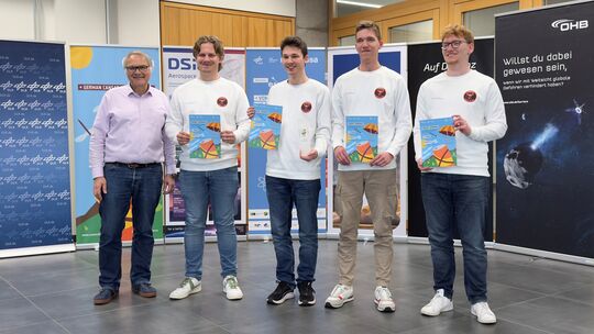 Sieger beim zwölften bundesweiten CanSat-Wettbewerb ist das Mayener Team Phoenix. Ihr Satellitenprojekt kam bie der Fachjury bes