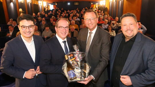 Als Dank für seinen Einsatz im rheinland-pfälzischen Wahlkampf überreichte Josef Oster dem Bundesinnenminister Alexander Dobrind