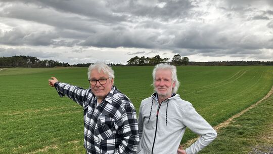 Da geht's lang: Ortsbürgermeister Günter Adrian (links) zeigt, wo später die Trasse der A1 bei Dorsel verlaufen soll. Der Lücken
