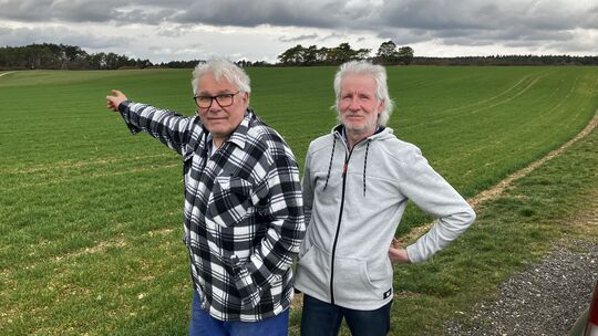Da geht's lang: Ortsbürgermeister Günter Adrian (links) zeigt, wo später die Trasse der A1 bei Dorsel verlaufen soll. Der Lücken