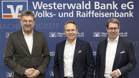 Markus Kurtseifer, Ralf Kölbach und Andreas Tillmanns (von links) zeigten sich zufrieden mit der Bilanz der Westerwald Bank.