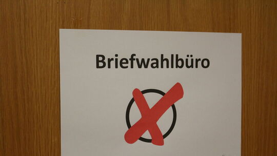 Im Briefwahlbüro in der Verbandsgemeinde Nahe-Glan haben die Mitarbeiter gut zu tun. Rund ein Drittel der Wahlberechtigten hat b