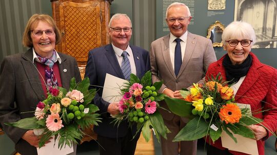 Neuwieds Landrat Achim Hallerbach zeichnet Lieselotte Bolländer (von links), Martin Fischbach und Elisabeth Korff (rechts) mit d